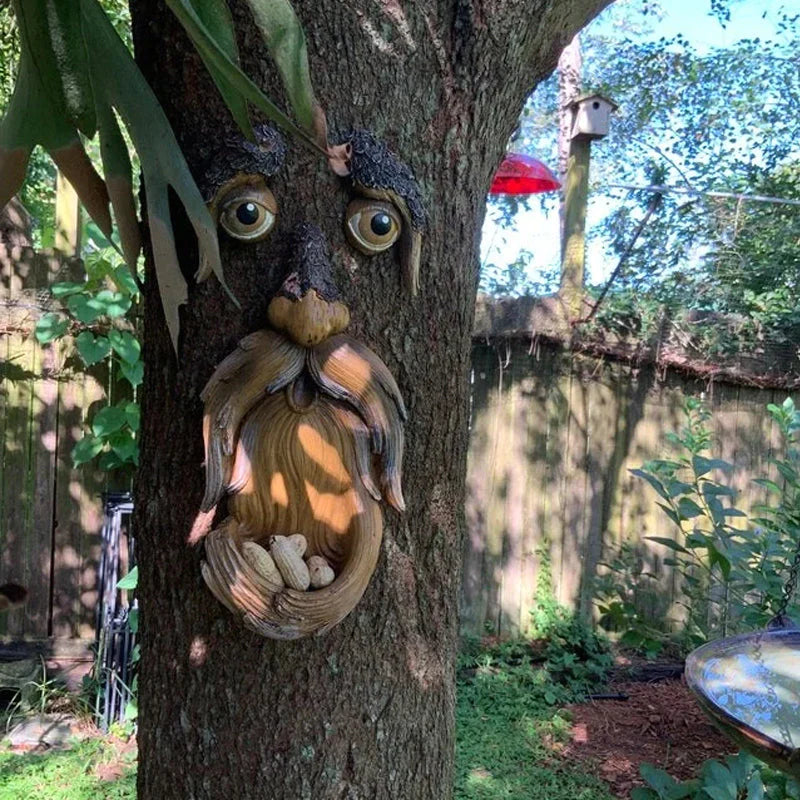 Kreative Gartendekoration Baumrindenmonster Vogelhäuschen im Freien