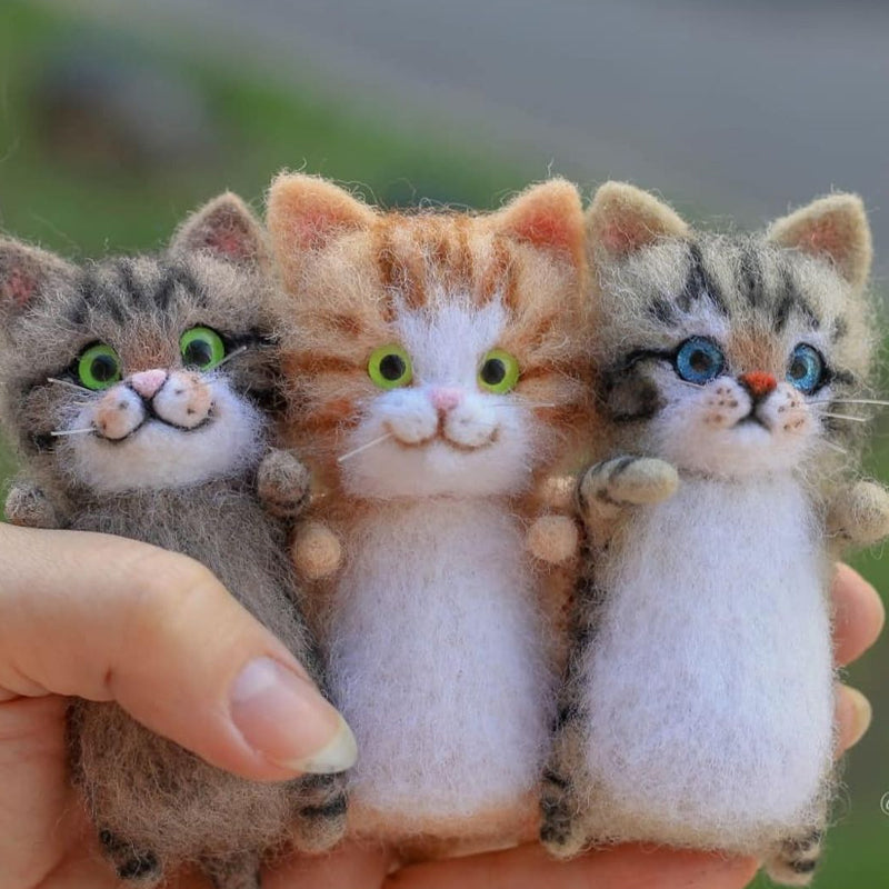 Kreative handgemachte Kätzchenpuppe aus Wollfilz