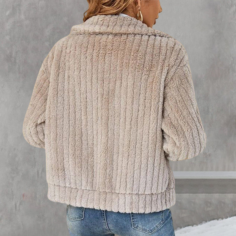 Kurz geschnittene Plüsch-Strickjacke mit Revers