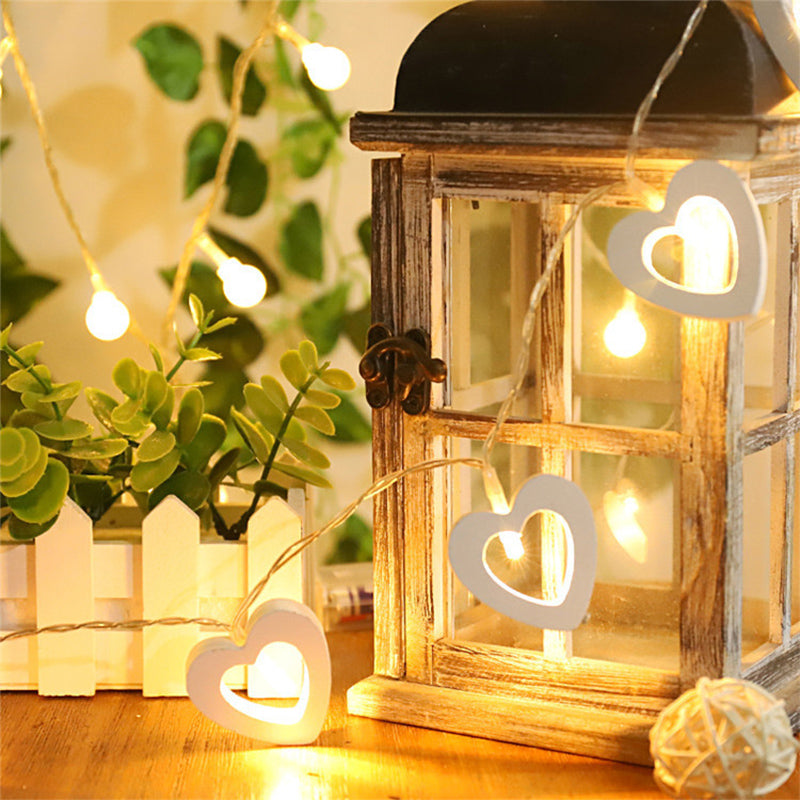 Herzförmige Lichterkette aus Holz