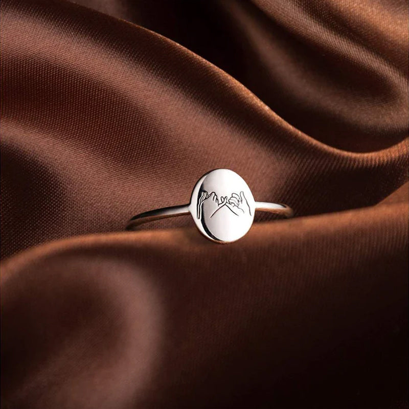 Romantischer verstellbarer Ring mit Hand-in-Hand-Muster