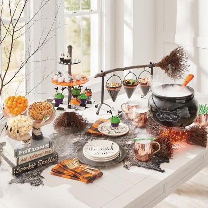Halloween kreativer Besen Tisch
