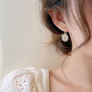 Elegante kleine Gänseblümchen-Ohrringe