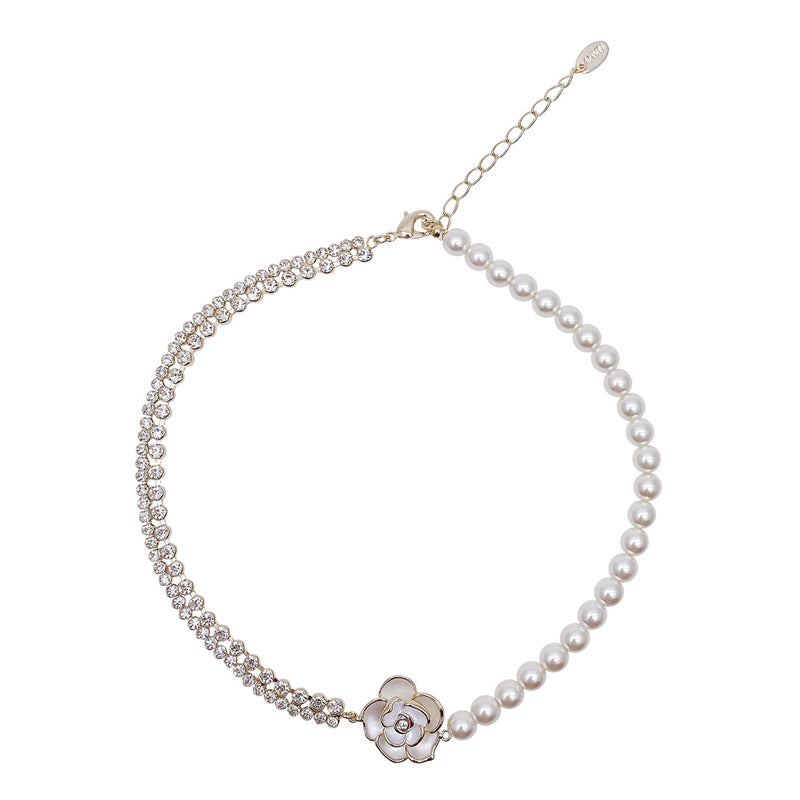 Halskette mit Perlen- und Kamelie-Design