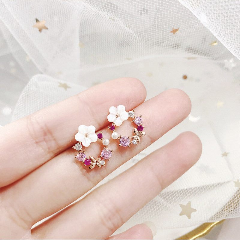 Ohrringe mit Blumen und Perlen