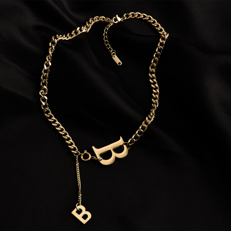 Modische Halskette Im Buchstaben Stil