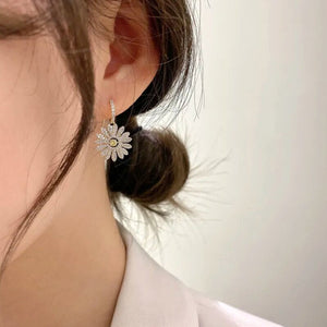Elegante kleine Gänseblümchen-Ohrringe