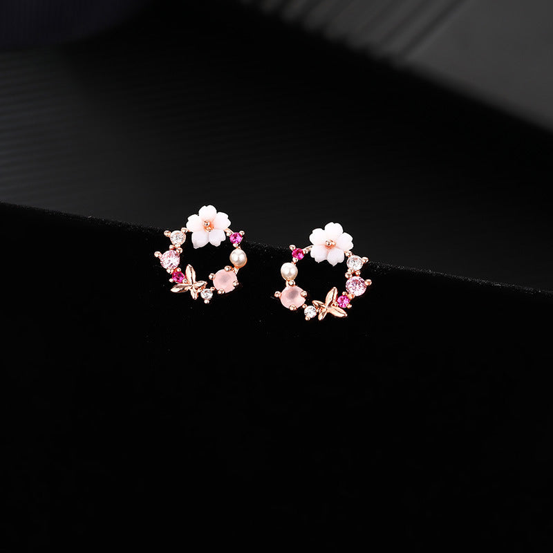 Ohrringe mit Blumen und Perlen