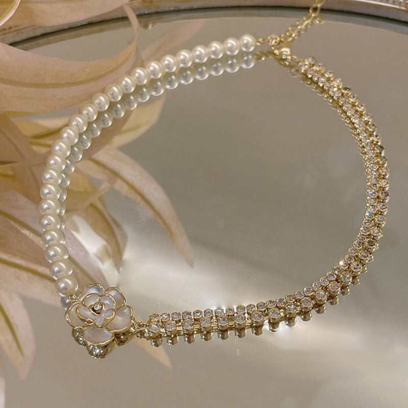 Halskette mit Perlen- und Kamelie-Design