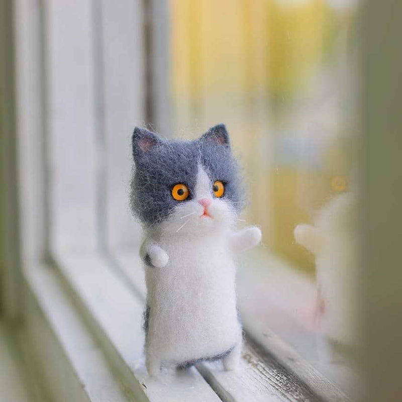 Kreative handgemachte Kätzchenpuppe aus Wollfilz